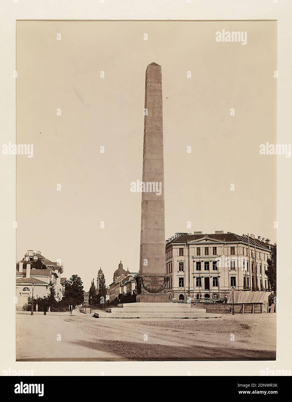 Georg Böttger, Obelisk, München, Albumin-Papier, schwarz-weiß-positiv, Bildgröße: Höhe: 20,20 cm; Breite: 15,30 cm, Architekturfotografie, weltliche Architektur, Denkmal, Statue, Straßen und Plätze Stockfoto
