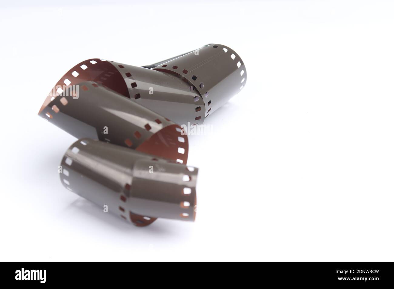 Kamera-Rollfilm mit isoliertem weißem Hintergrund. Produkte für analoge Kameras. Das Konzept eines alten Modell fotografischen Werkzeug, das für Design geeignet ist Stockfoto