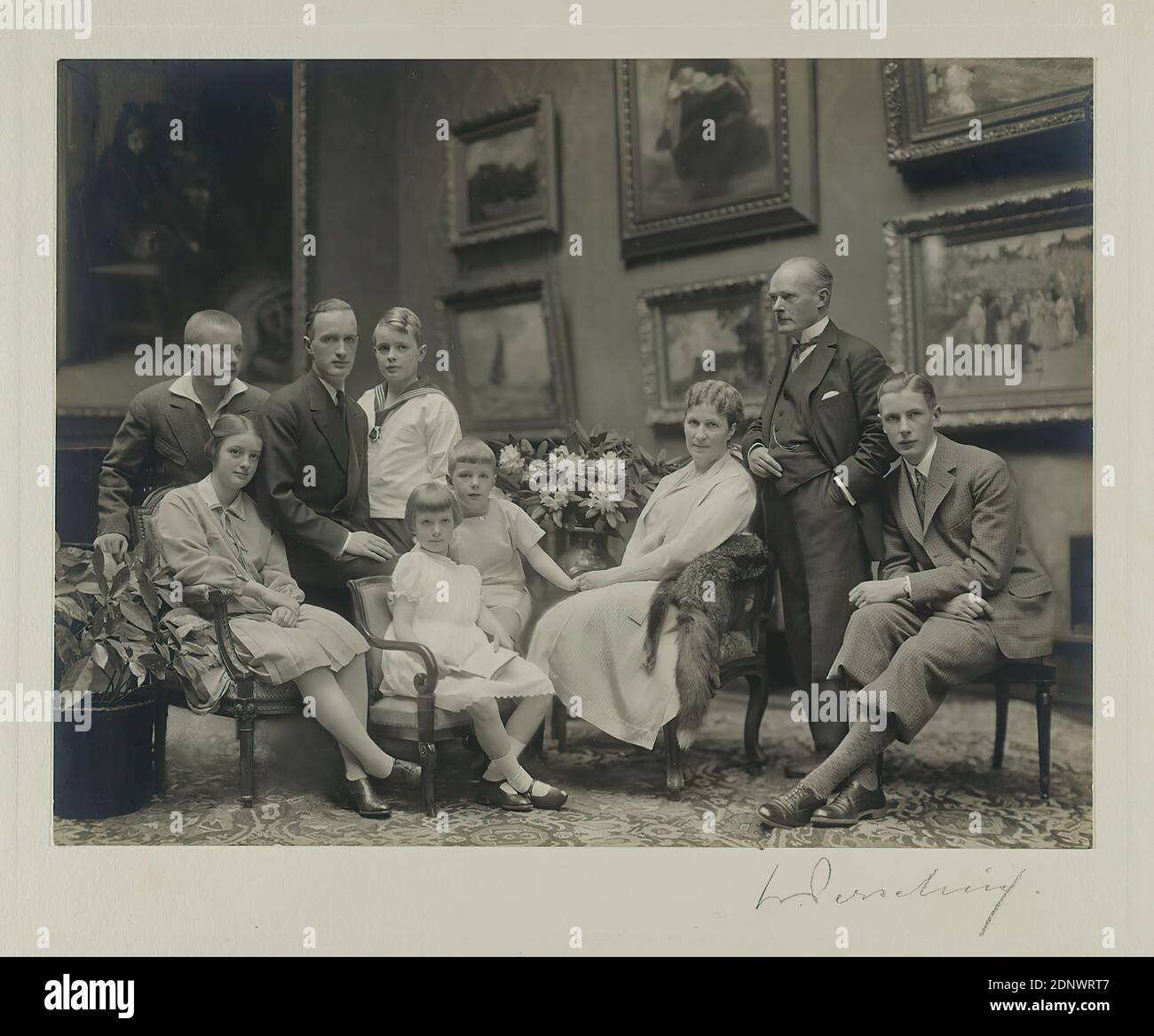 Nicola Perscheid, der Industrielle Gustav Krupp von Bohlen und Halbach und seine Familie, Villa Hügel, Essen, 1928, Staatliche Landesbildstelle Hamburg, Sammlung zur Geschichte der Fotografie, Silbergelatinepapier, schwarz-weiß-positiv, Bildgröße: Höhe: 17.00 cm; Breite: 22.40 cm, signiert: recto u. rechts. Auf Karton: In Lead: N.Perscheid, Portraitfotografie, Gruppenportrait, Familienbeziehungen/Generationen, historische Person, Eisen- und Stahlindustrie Stockfoto