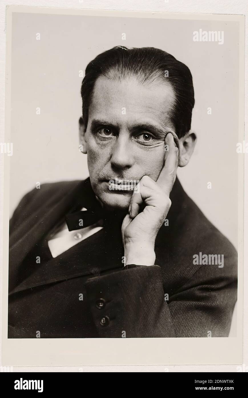 Louis Held, Walter Gropius, Staatliche Landesbildstelle Hamburg, Sammlung zur Geschichte der Fotografie, Silbergelatinepapier, Schwarzweiß-Positivverfahren, Bildgröße: Höhe: 14.80 cm; Breite: 10.50 cm, Aufschrift: verso auf der Schachtel: Fotograf, Ort, Bezeichnung Walter Gropius, Architekt und Gründer des Weimarer Bauhauses, wo er von 1918 bis 1925 lebte! Maße und Inv. nr. schwarz handgeschrieben, Stempel: verso und links auf Karton: Stempel des Landesbildamtes Hamburg, Portraitfotografie, Porträt, Architekt, Mann, historische Person, Walter Gropius Stockfoto