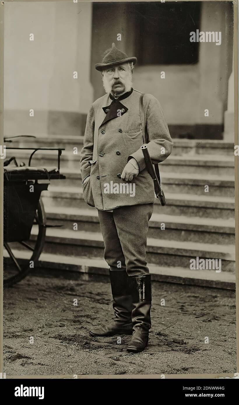 Nicola Perscheid, König Albert von Sachsen, Staatliche Landesbildstelle Hamburg, Sammlung zur Geschichte der Fotografie, Silbergelatinepapier, Schwarz-Weiß-Positivverfahren, Bildgröße: Höhe: 28,90 cm; Breite: 18,10 cm, Stempel: verso auf der Schachtel: Porträtfotografie, Ganzkörperportrait, König, historische Person, Waffen, Ausrüstung, Kleidung für Jagd, Jagd, Jagd Stockfoto