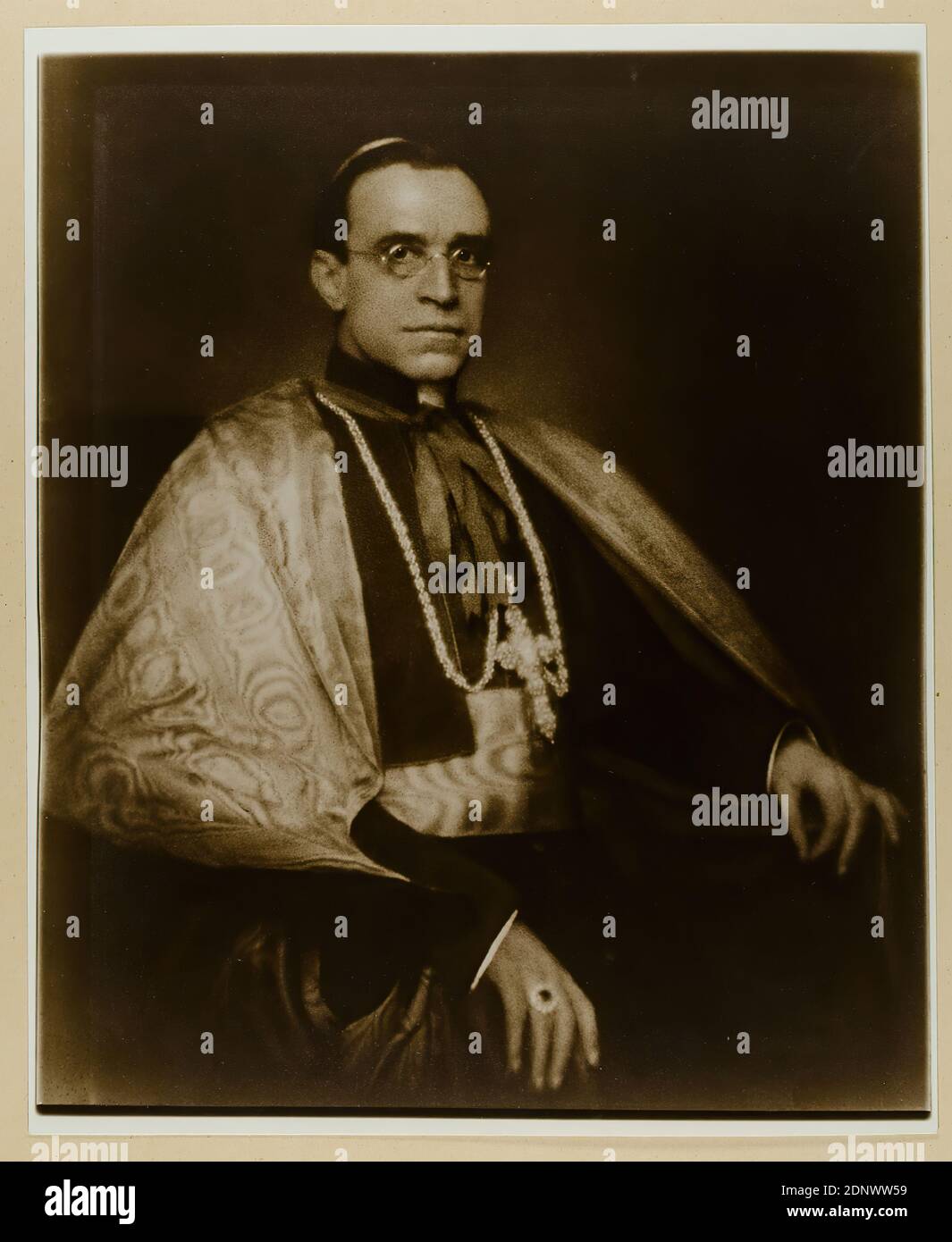 Nicola Perscheid, Nuntius Eugenio Pacelli (Papst Pius XII. ), Staatliche Landesbildstelle Hamburg, Sammlung zur Geschichte der Fotografie, Silbergelatinepapier, Schwarz-Weiß-Positivverfahren, Bildgröße: Höhe: 35.30 cm; Breite: 29.40 cm, Porträtfotografie, Studio-/Studiofotografie, halblanges Porträt, Sitzfigur, historische Person, Kirche (Institution), Würdenträger Stockfoto