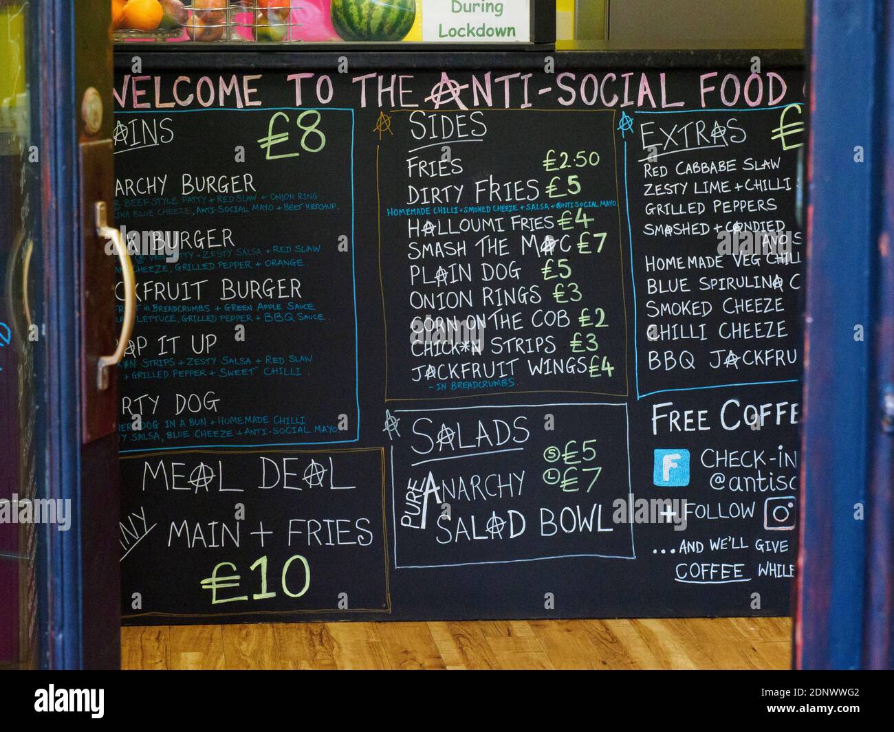 Menu Tafel, The Anti-Social Food Co. Ein veganes Take Away Restaurant, Bideford, Devon, Großbritannien Stockfoto
