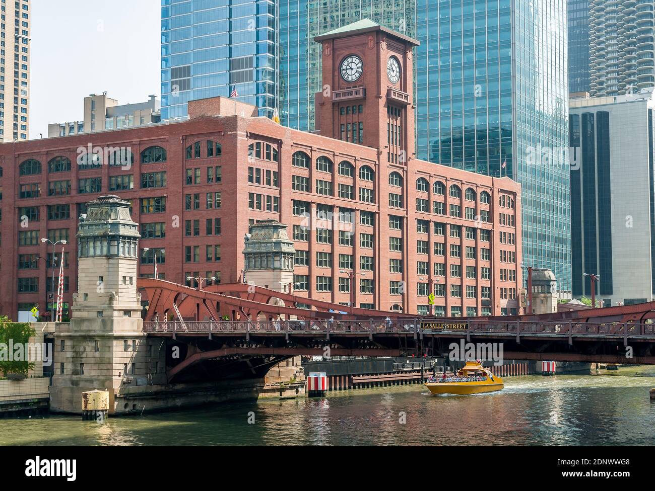 Blick auf das Reid Murdoch Building mit Uhr von unten am Chicago River, Illinois, USA Stockfoto