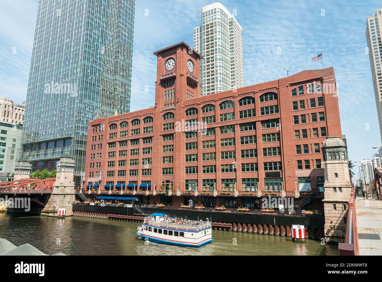 Blick auf das Reid Murdoch Building mit Uhr von unten am Chicago River, Illinois, USA Stockfoto