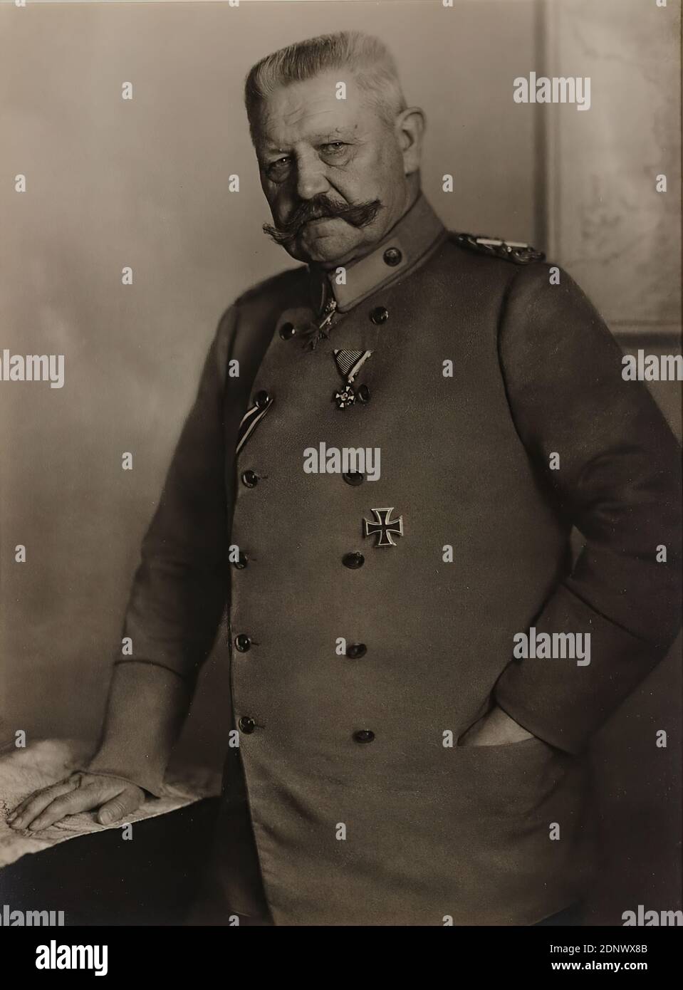 Nicola Perscheid, Generalfeldmarschall Paul von Hindenburg, Staatliche Landesbildstelle Hamburg, Sammlung zur Geschichte der Fotografie, Silbergelatinepapier, Schwarzweiß-Positivverfahren, Bildgröße: Höhe: 22,4 cm; Breite: 16,8 cm, signiert: recto u. li. Auf dem Karton: N. Perscheid, beschriftet: recto und auf dem Karton: In brauner Tinte: Paul von Hindenburg - Generalfeldmarschall, Porträtfotografie, Studio-/Studiofotografie, Halbportrait, Standfigur, Uniformen (Militär), historische Person, Oberbefehlshaber, General, Marschall Stockfoto