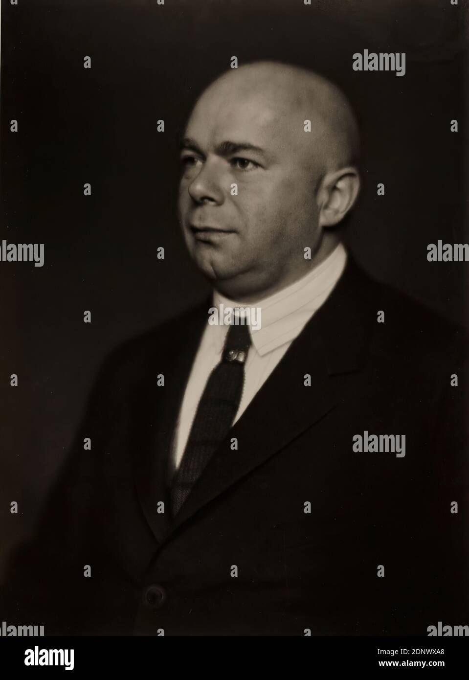 Nicola Perscheid, der Bremer Kunstsammler Ludwig Roselius, Staatliche Landesbildstelle Hamburg, Sammlung zur Geschichte der Fotografie, Silbergelatinepapier, schwarz-weiß-positiv, Bildgröße: Höhe: 22.90 cm; Breite: 17.00 cm, beschriftet: recto u. am Passepartout: In brauner Tinte: Ludwig Roselius - Bremer Kunstsammler und Mäzen der Künste, Portraitfotografie, Studiofotografie/Studiofotografie, Portrait, Halbprofil (Dreiviertelansicht), Kunstsammler, Händler, Handwerker, Händler Stockfoto