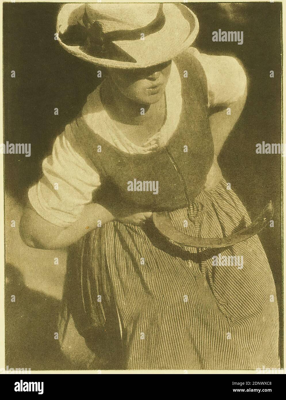 Heinrich Kühn, Reaper, Staatliche Landesbildstelle Hamburg, Sammlung zur Geschichte der Fotografie, Japan-Papier, Ölaufdruck, Bildgröße: Höhe: 28.30 cm; Breite: 21.50 cm, Inschrift: verso und Objektinschrift der Staatlichen Landesbildstelle in schwarz handschriftlich, Inschrift: verso und auf Karton: In schwarz und Blei: Heinrich Kühn, Innsbruck, 'Schnitterin' (Tirol?), unsigniert, (Bäuerin mit Sichel zum Grassägen), Bromdruck, shr. 18 Schachtel 13, 28.2 x 21.4 cm, [später ergänzt:] ca. 1930 (nach Ulrich knapp), Stempel: verso und auf der Pappe: Künstlerisch Stockfoto