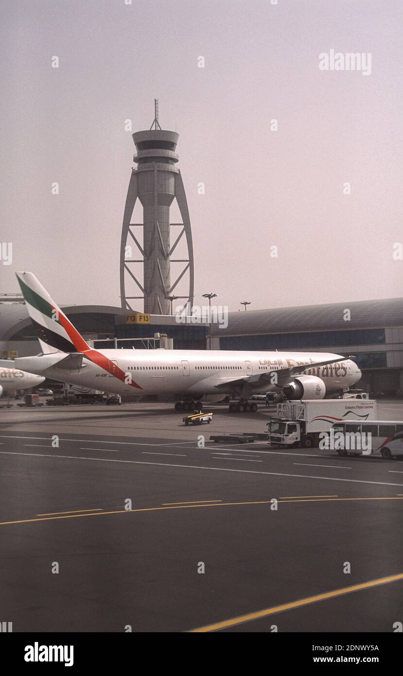 26.02.2010, Dubai, Vereinigte Arabische Emirate (VAE), Asien - ein Passagierflugzeug der Emirates Airline Boeing 777-300 wird am Dubai International Airport geparkt. Stockfoto