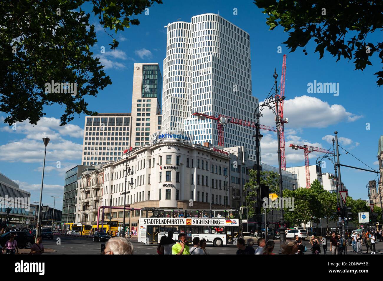 08.06.2019, Berlin, Deutschland, Europa - Straßenszene Verkehr und Hochhäuser von Upper West im Stadtzentrum am Kurfürstendamm. Stockfoto