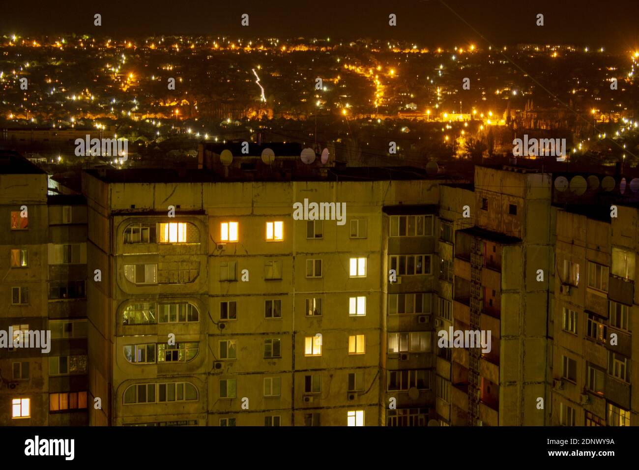 Wohngebäude, Nachtstadt, Quarantäne alle Häuser. Hochwertige Fotos Stockfoto
