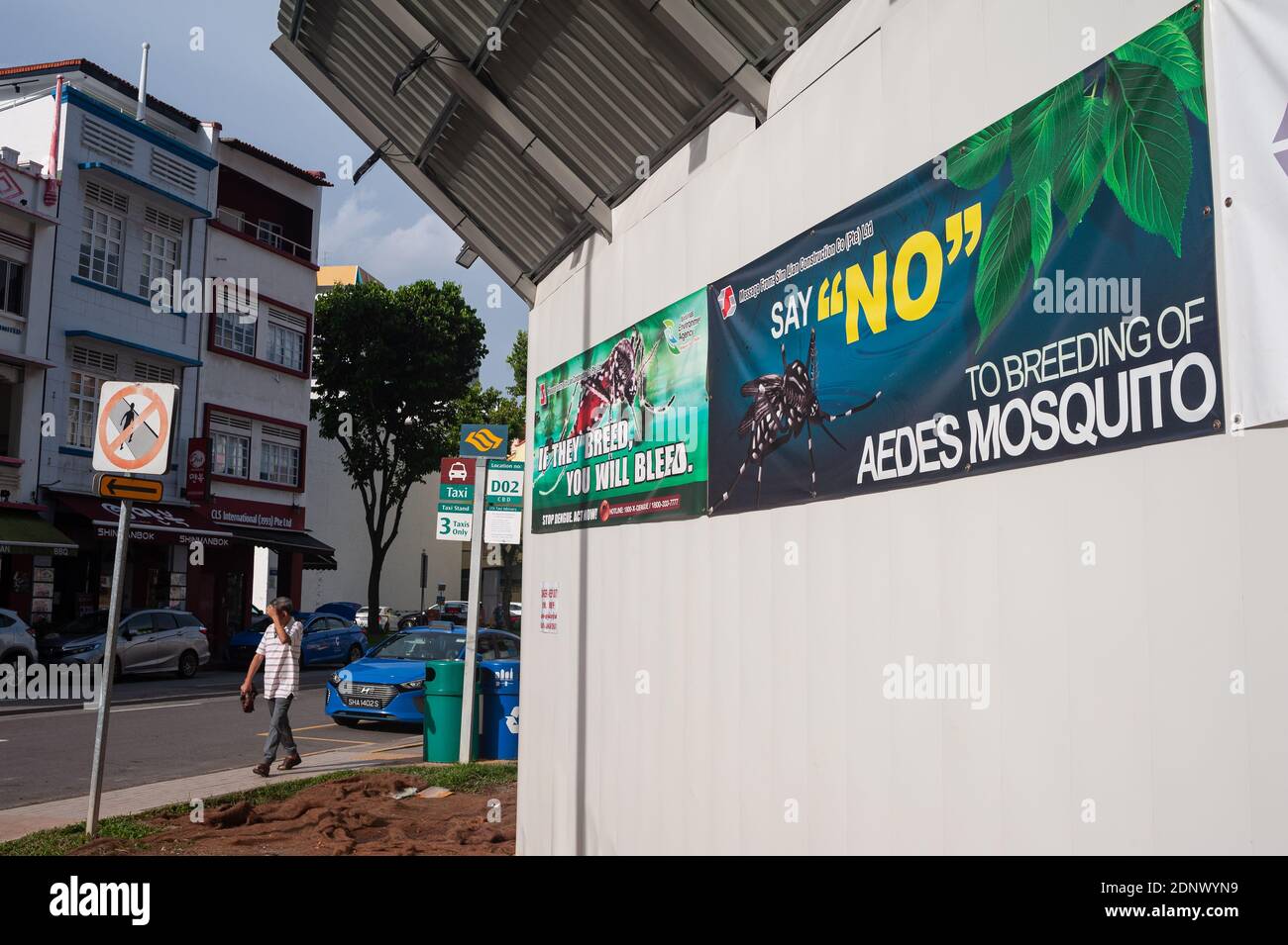 02.12.2020, Singapur, Republik Singapur, Asien - EIN Mann geht während der Coronavirus-Krise an einer Baustelle im Tanjong Pagar-Gebiet vorbei. Stockfoto