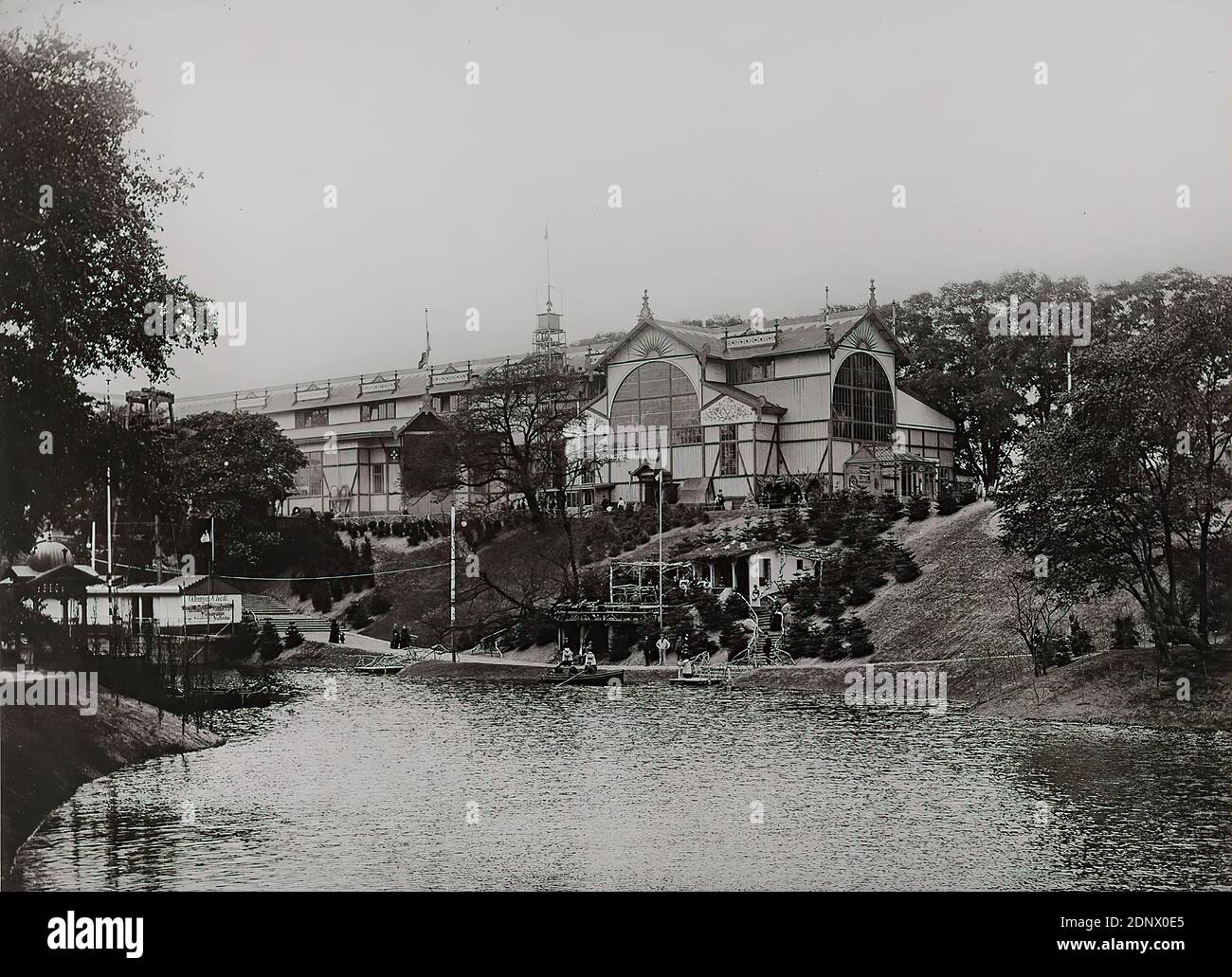 Koppmann, Strumper und Griese, Messe Hamburg 1889, Maschinenhalle und Sennhütte, Papier, Kollotypdruck, Bildgröße: Höhe: 20.3 cm; Breite: 27.8 cm, Architekturfotografie, Reportagenfotografie, Gärten und Parks, Teich, Pool, Architektur, Messe (Handel Stockfoto