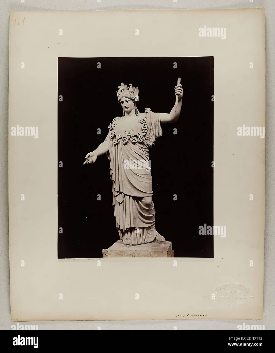 Giorgio Sommer, Minerva (Museo di Napoli), Albumin-Papier, schwarz-weiß-positiv, Bogenformat: Höhe: 25.00 cm; Breite: 20.00 cm, beschriftet: recto und: Belichtet: Nr. 1581. Minerva (Museo di Napoli), sowie handgeschrieben auf dem Karton: Neapel Minerva, trockener Stempel: recto u.re. Auf dem Karton: GIORGIO SOMMER, Largo Vittoria, NAPOLI, Stempel: Auf der Rückseite der Pappe: Inventar, Skulptur, Bildhauerkunst, Geschichte von Minerva (Pallas, Athena), Museum Stockfoto