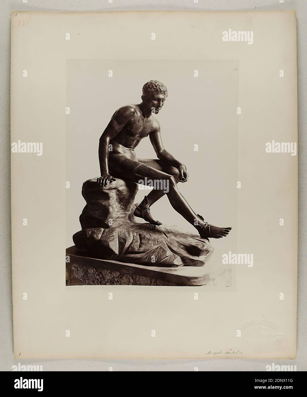 Giorgio Sommer, Mercurio. Museo di Napoli, Albumin-Papier, schwarz-weiß-positiv, Bogenformat: Höhe: 25.20 cm; Breite: 18.60 cm, beschriftet: recto und: Belichtet: Nr. [unleserlich] Mercurio. Museo di Napoli, Trockenstempel: recto und rechts auf der Pappe: GIORGIO SOMMER, Largo Vittoria, NAPOLI, Stempel: Inventar, Skulptur, Skulptur, Bildhauerkunst, Geschichte des Merkur (Hermes), junger Mann, Jugend, Museum Stockfoto