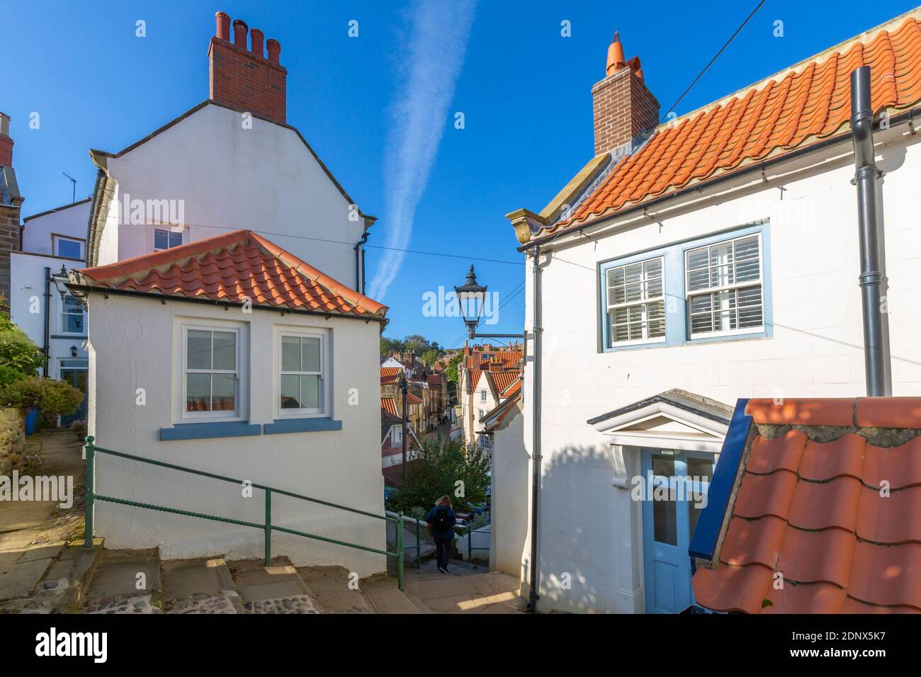 Ansicht von weiß gewaschenen Häusern in Robin Hood's Bay, North Yorkshire, England, Großbritannien, Europa Stockfoto