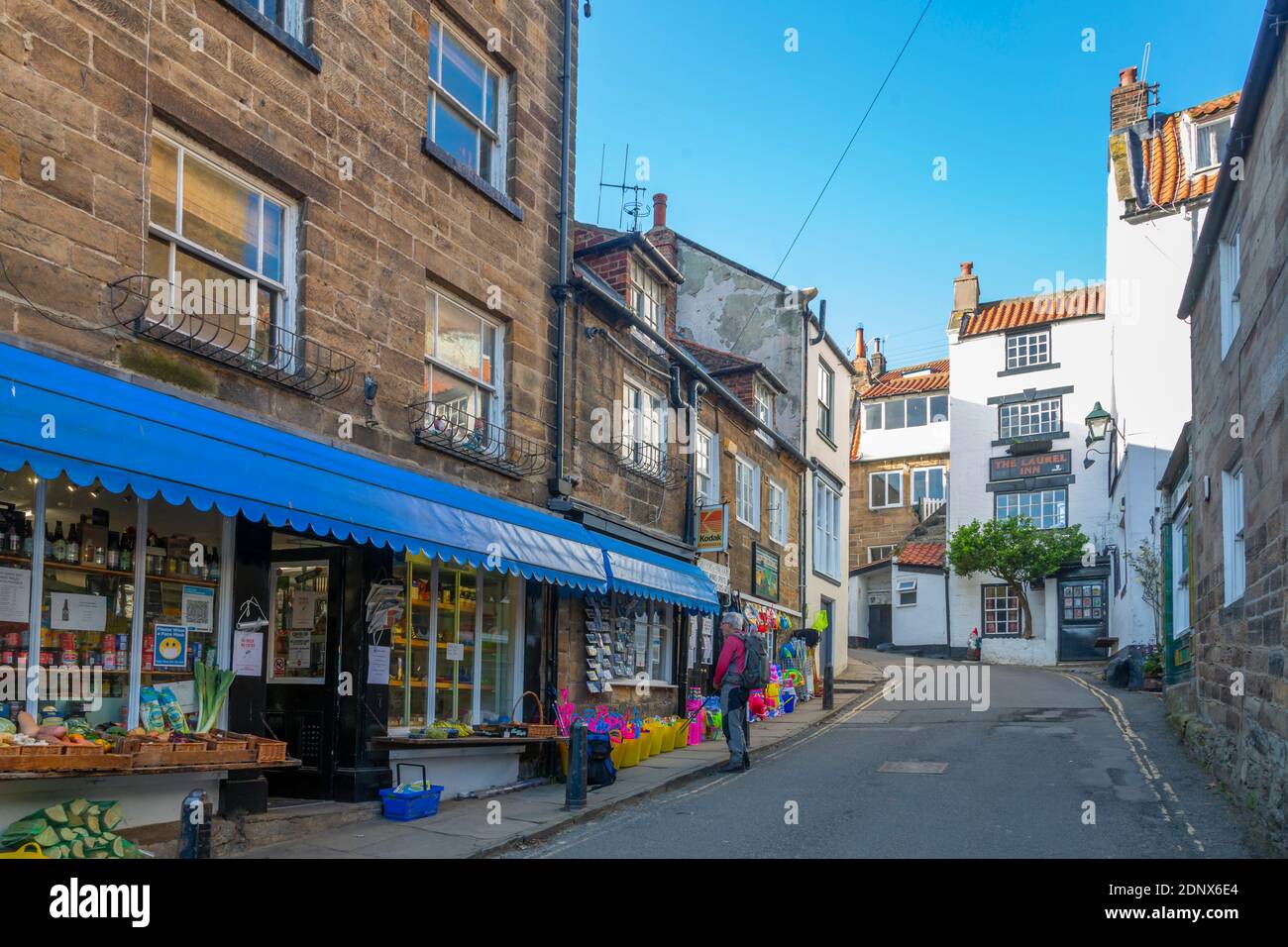 Ansicht von Geschäften und weiß gewaschenen Häusern an der New Road in Robin Hood's Bay, North Yorkshire, England, Großbritannien, Europa Stockfoto