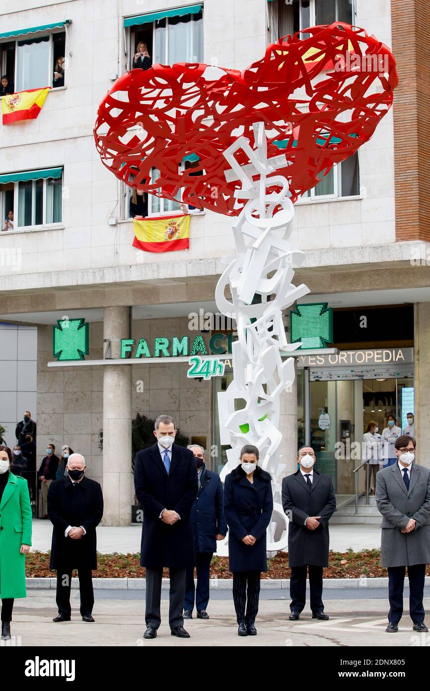 Madrid, Spanien. Dezember 2020. **KEIN SPANIEN** König Felipe VI. Und Königin Letizia von Spanien nehmen an der Einweihung des Denkmals Teil, in Erinnerung und Anerkennung der Gesundheitshelfer, die bei der Ausübung ihres Berufs während der Pandemie COVID-19 auf dem Platz Sagrados Corazones am 18. Dezember 2020 in Madrid, Spanien, ums Leben kamen. Quelle: Jimmy Olsen/Media Punch/Alamy Live News Stockfoto