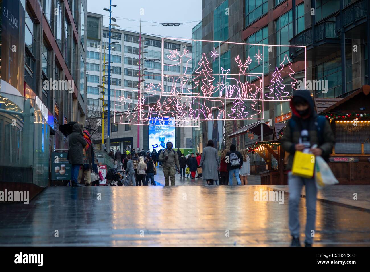 Bull Ring Einkaufsviertel, Birmingham im Winter 2020 mit Weihnachtsbeleuchtung Stockfoto