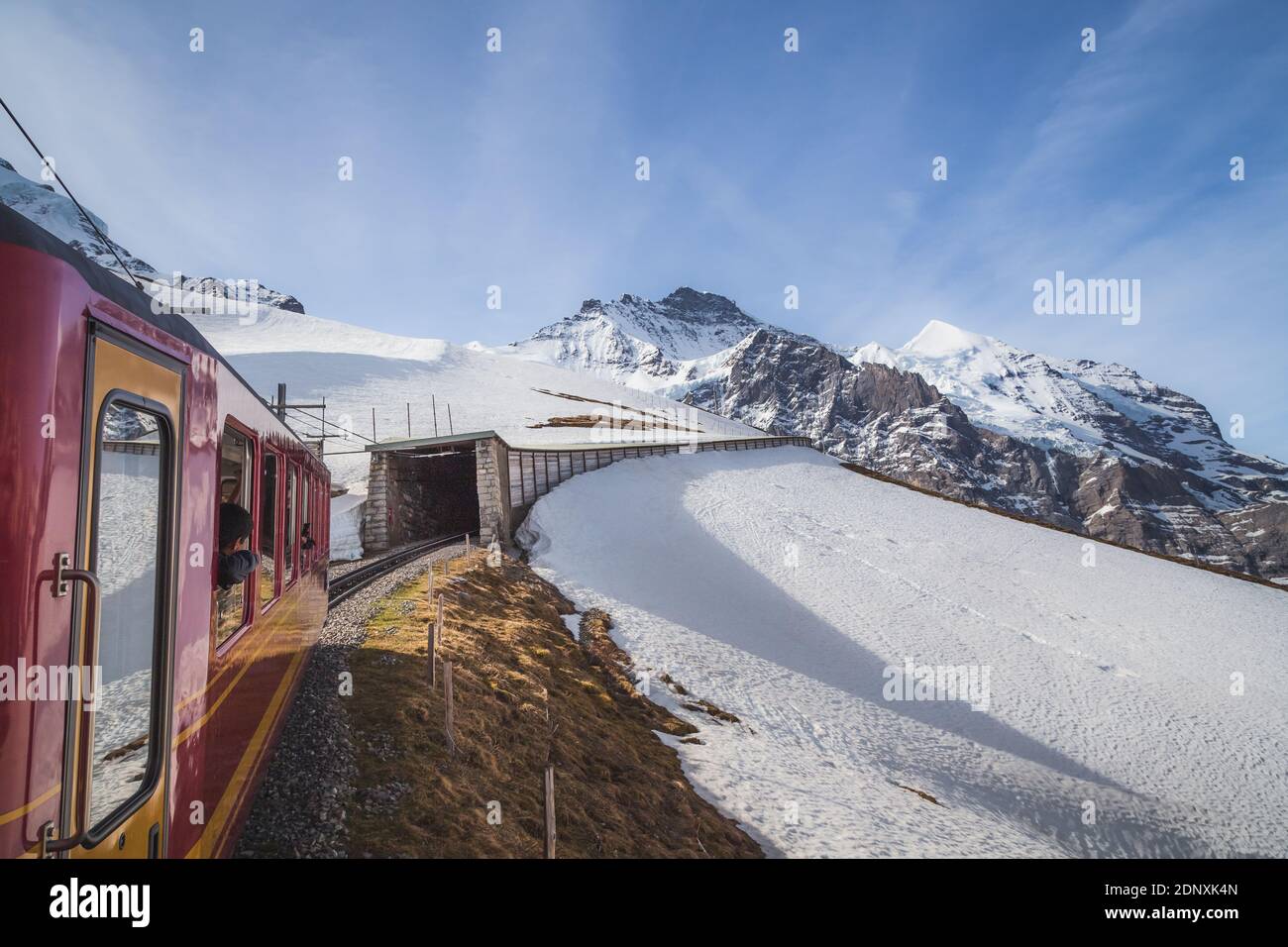 Eine Zugfahrt mit der Jungfraubahn hinauf zum Jungfrauhock, oder "das Top of Europe", eine beliebte verschneite Bergattraktion in der Schweiz. Stockfoto