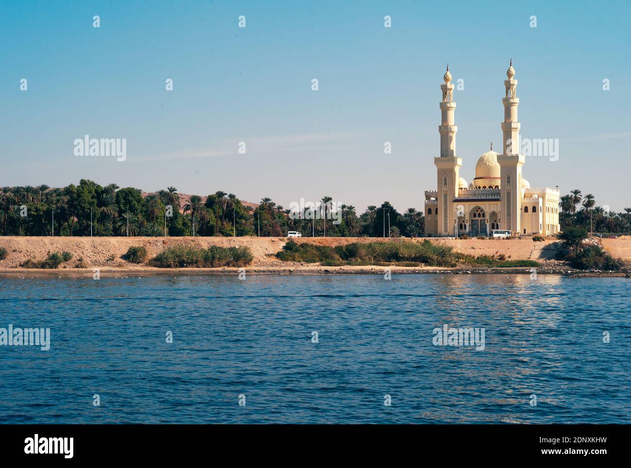 El Tabia Moschee mit Minaretten in Assuan, Ägypten am Ufer des Nils Stockfoto