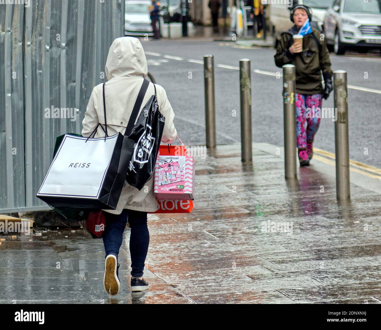 Glasgow, Schottland, Großbritannien. Dezember 2020. UK Wetter: Hektischer Freitagsregen und Weihnachtseinkäufe auf der Argyle Street im Stadtzentrum. Quelle: Gerard Ferry/Alamy Live News Stockfoto