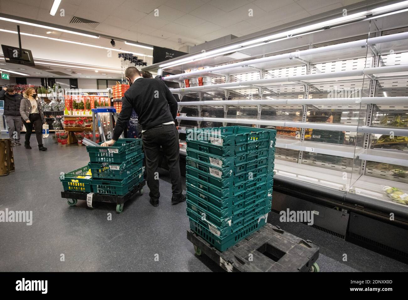 Leere Lebensmittelregale in einem M&S-Supermarkt während des Aufbaus bis zur Weihnachtswoche, da die EU-Grenzen geschlossen sind und Lastwagen nicht in der Lage sind, Waren zu liefern. Stockfoto