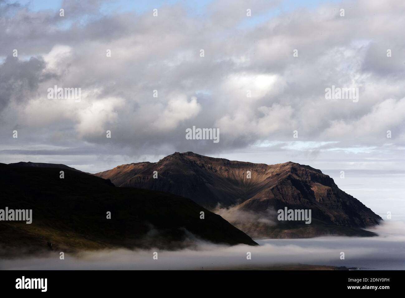 Island / Ostisland/Borgarfjordur/ Blick vom Borgarfjordur auf die Berge und die herrliche Küste. Stockfoto