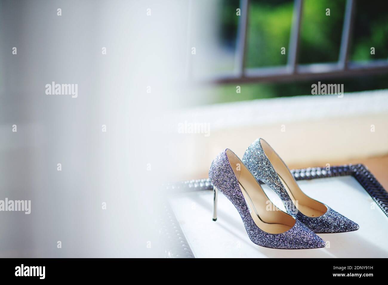 Brünette mit Highheels räkelt sich im Bett Brünette mit Highheels räkelt sich im Bett