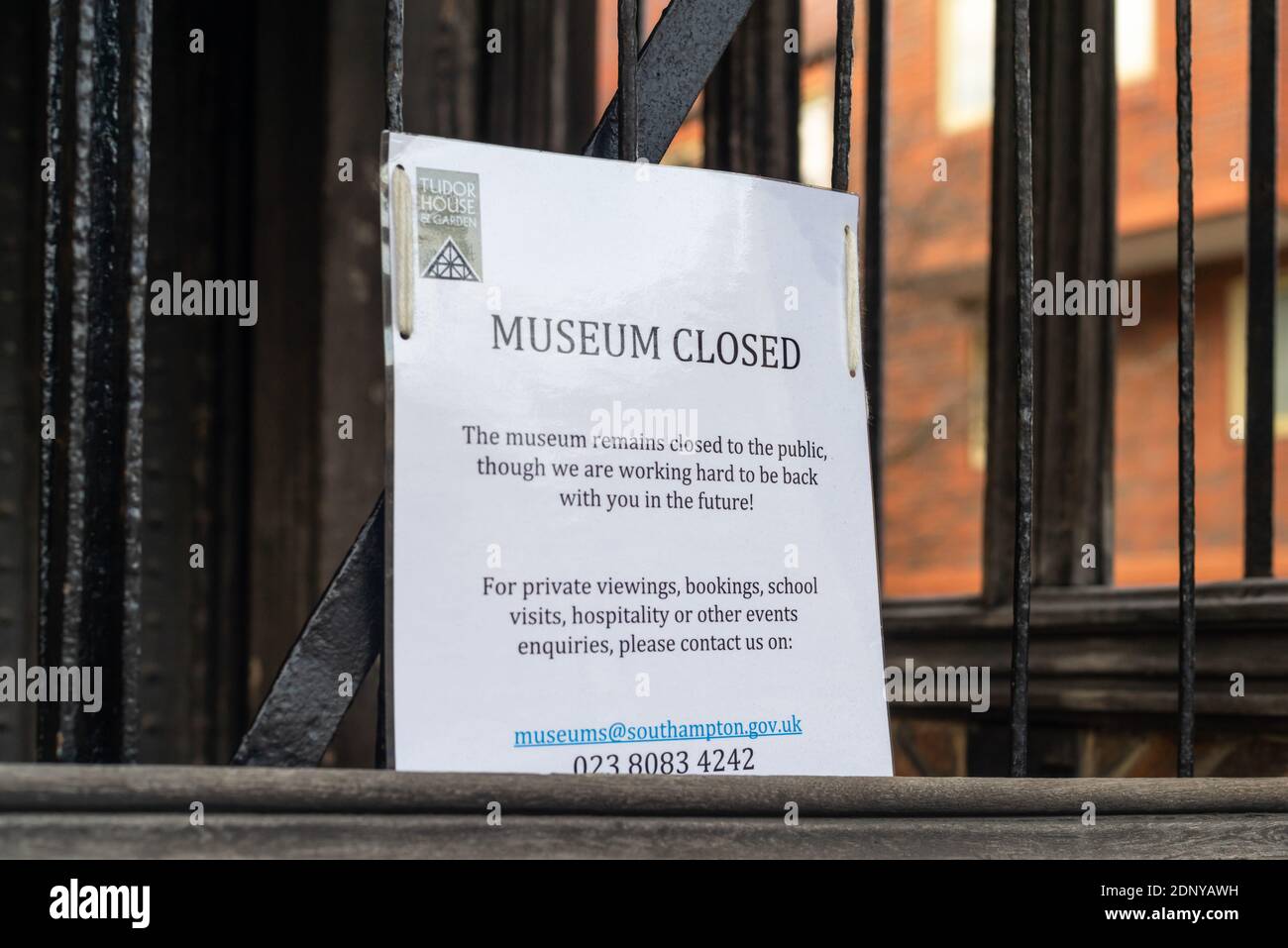 Museum geschlossen Schild am Eingang des Tudor House Museum in Southampton während der Covid-19 Pandemie Dezember 2020, Hampshire, England, Großbritannien Stockfoto