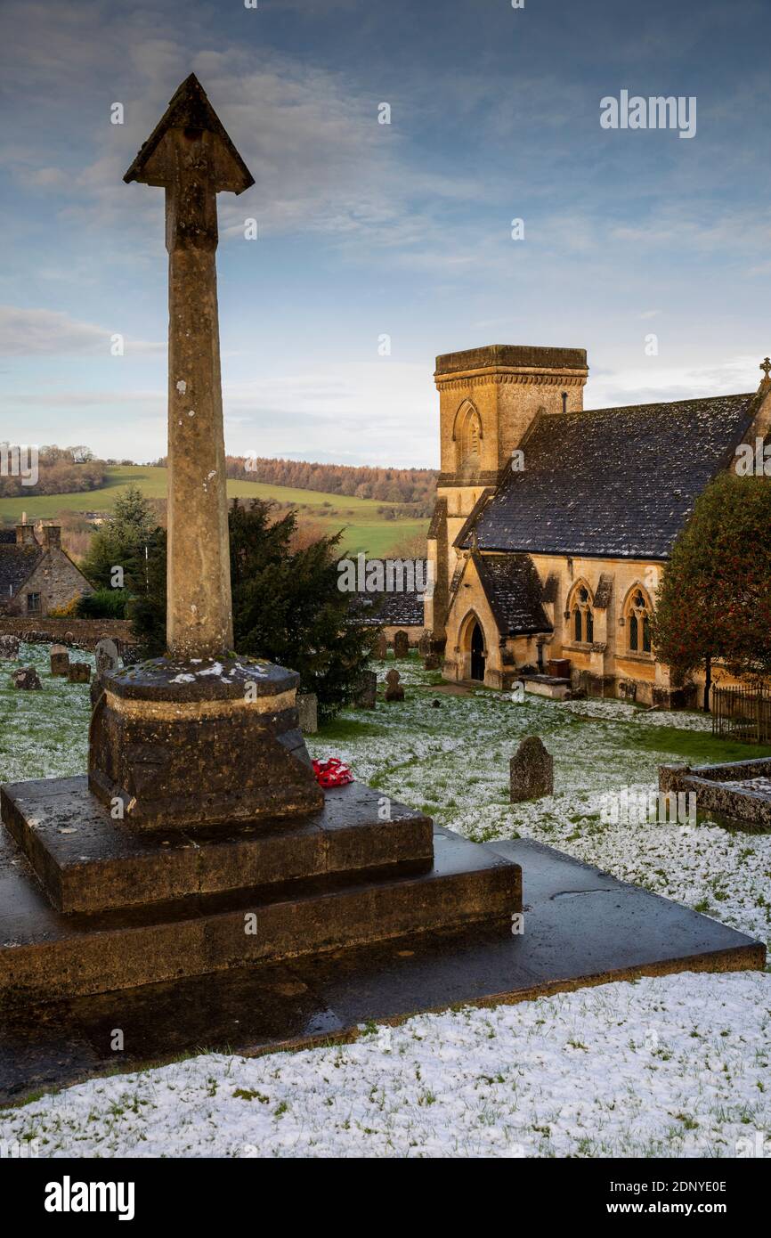 Großbritannien, Gloucestershire, Snowshill, St Barnabas' Kirche mit frischen Streuung von Schnee im Wintermorgen Stockfoto