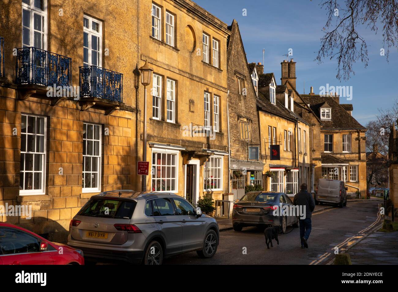 Großbritannien, Gloucestershire, Chipping Campden, Upper High Street, Unternehmen in attraktiven alten Steingebäuden Stockfoto