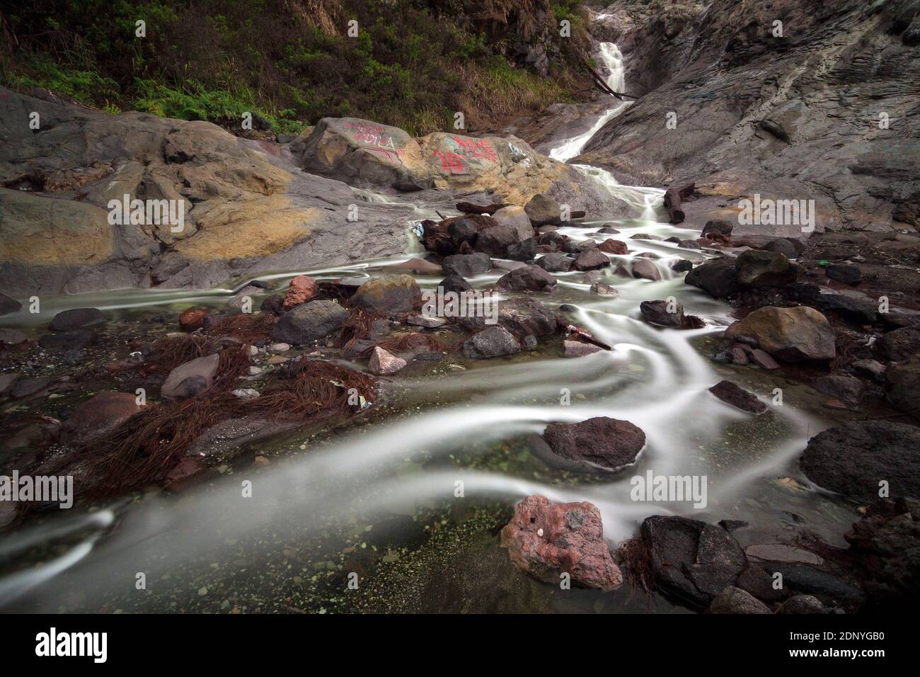 Kalipait ist ein schwefelhaltiger Fluss aus dem Kratersee Ijen. Stockfoto