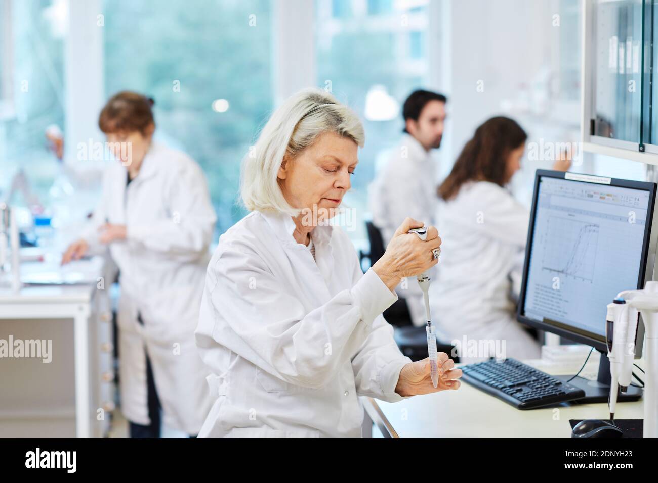 Frau arbeitet im Labor Stockfoto