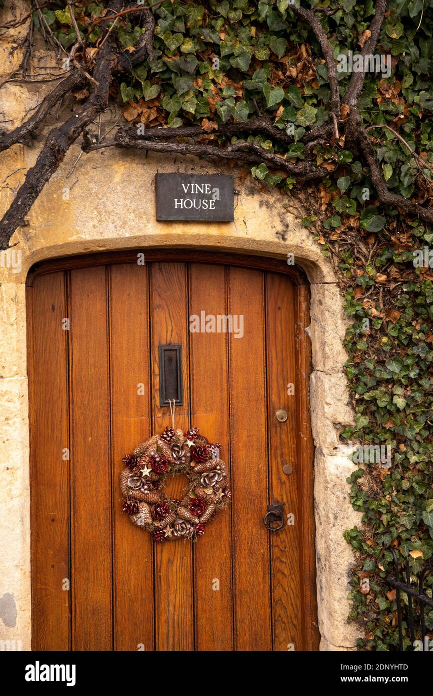 Großbritannien, Gloucestershire, Bourton on the Water, High Street, Weihnachtskranz an der Tür des Vine House Stockfoto