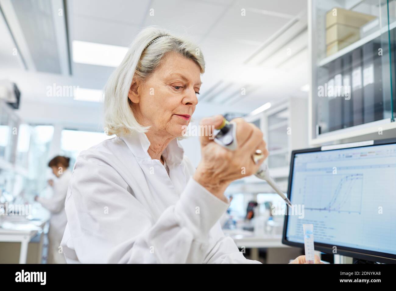 Frau arbeitet im Labor Stockfoto