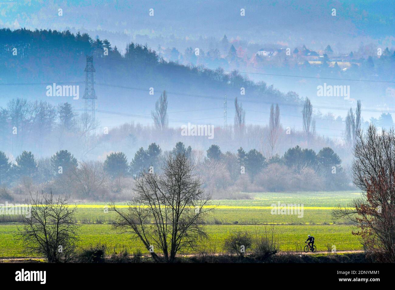 Herbstliche Landschaft mit Biker in der Ferne Stockfoto