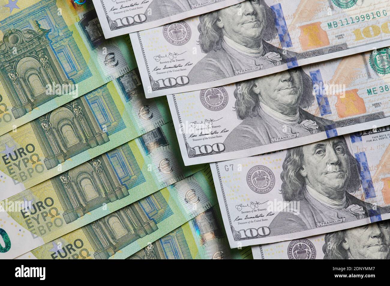 Hauptthema der Weltwährung Dollar und Euro Hintergrund. Reihe und Stapel von Geldscheinen Stockfoto