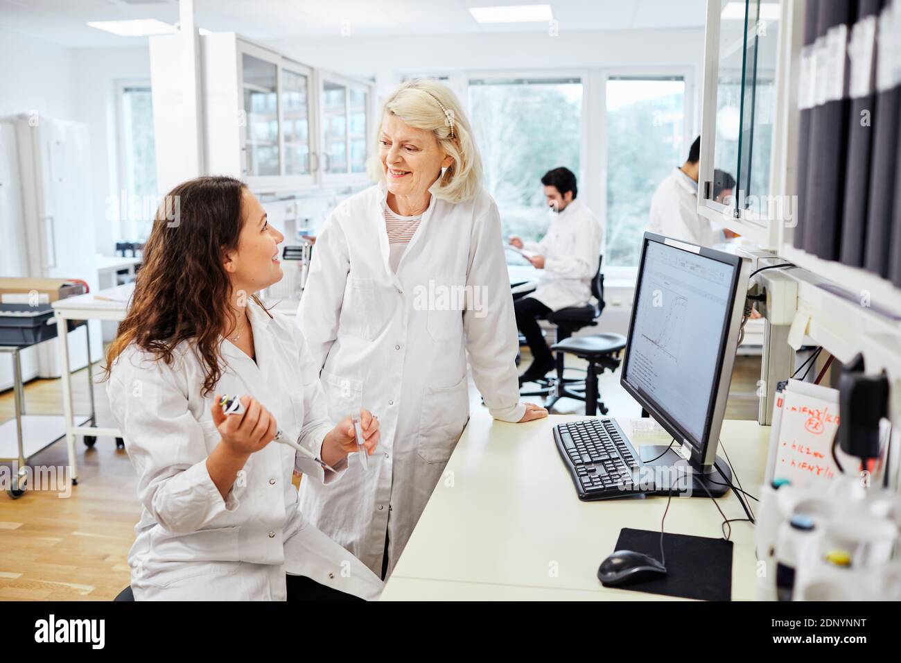 Frauen arbeiten im Labor Stockfoto