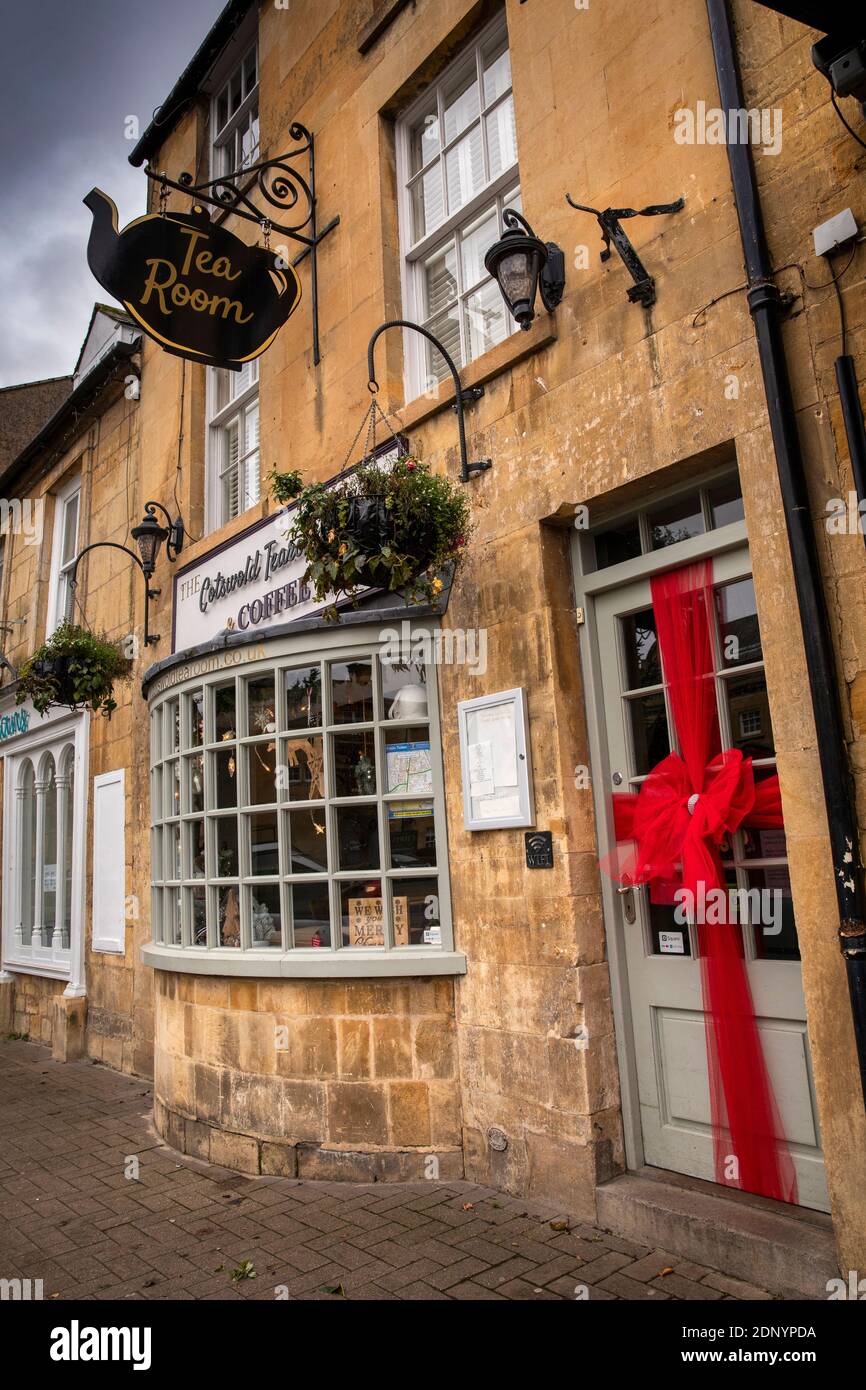 Großbritannien, Gloucestershire, Moreton in Marsh, High Street, Cotswold Tearoom, riesiges rotes Band an der Tür Stockfoto