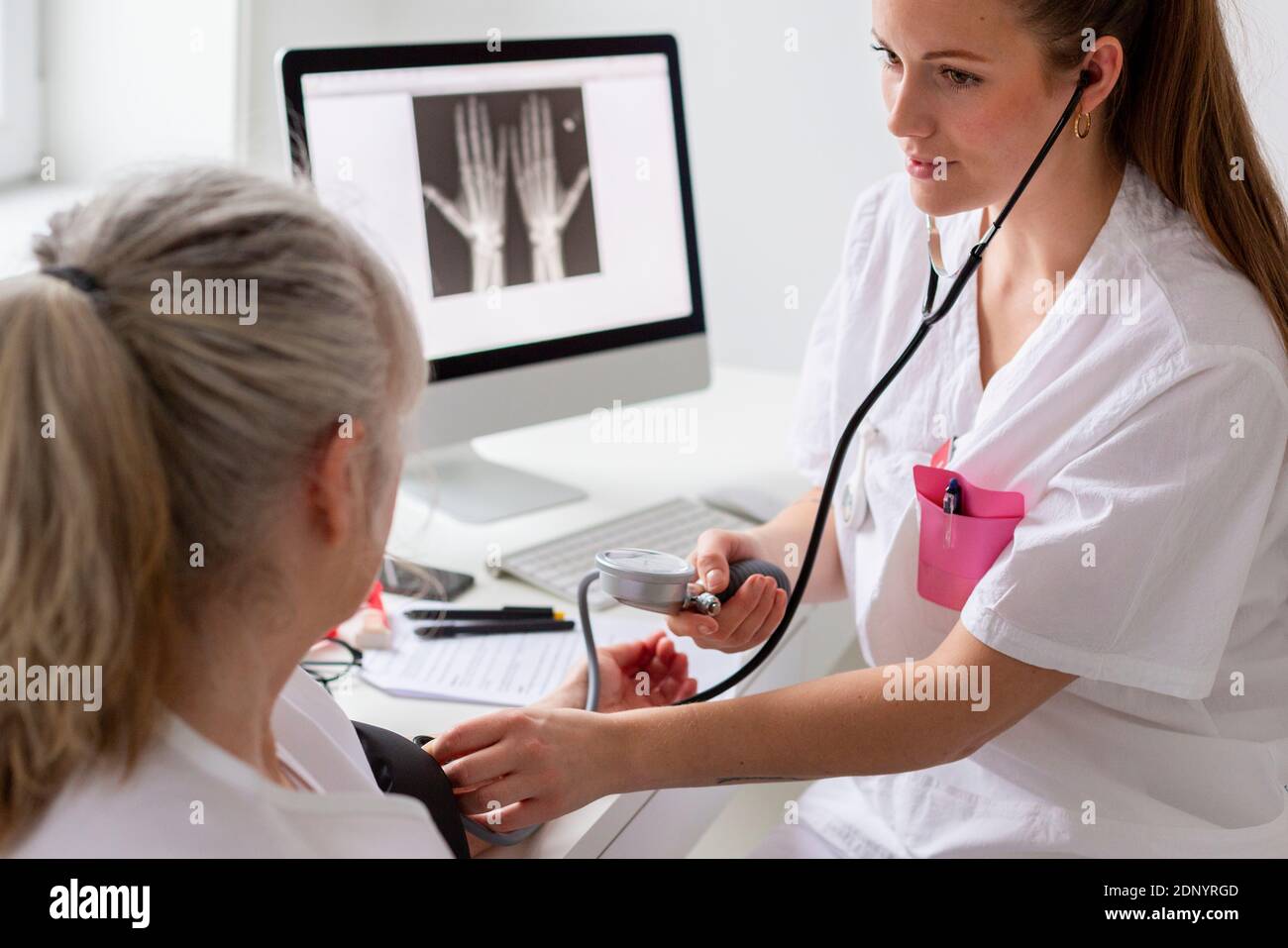 Arzt messen Blutdruck Stockfoto