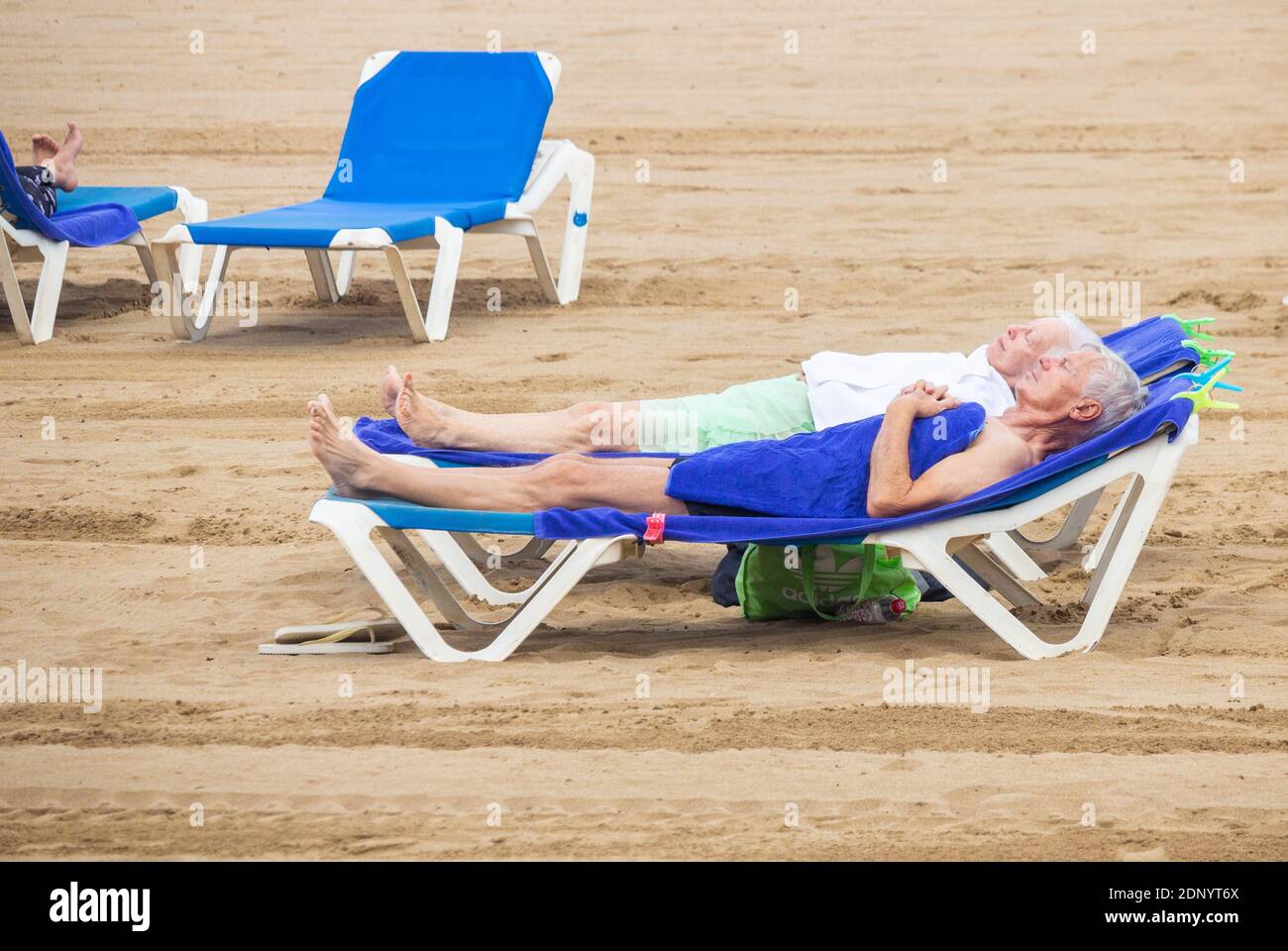 Las Palmas, Gran Canaria, Kanarische Inseln, Spanien. Dezember 2020. Ein ruhiger Tag am Stadtstrand in Las Palmas auf Gran Canaria. Nach Angaben der Internationalen Tourismusorganisation der Vereinten Nationen sind die internationalen Touristenankünfte in den ersten 10 Monaten des Jahres 2020 um 72% gesunken, mit Reisebeschränkungen, einem niedrigen Verbrauchervertrauen und einem globalen Kampf, das COVID-19-Virus einzudämmen, was zum schlimmsten Jahr in der Geschichte des Tourismus beigetragen hat. Kredit: Alan Dawson/Alamy Live Nachrichten Stockfoto