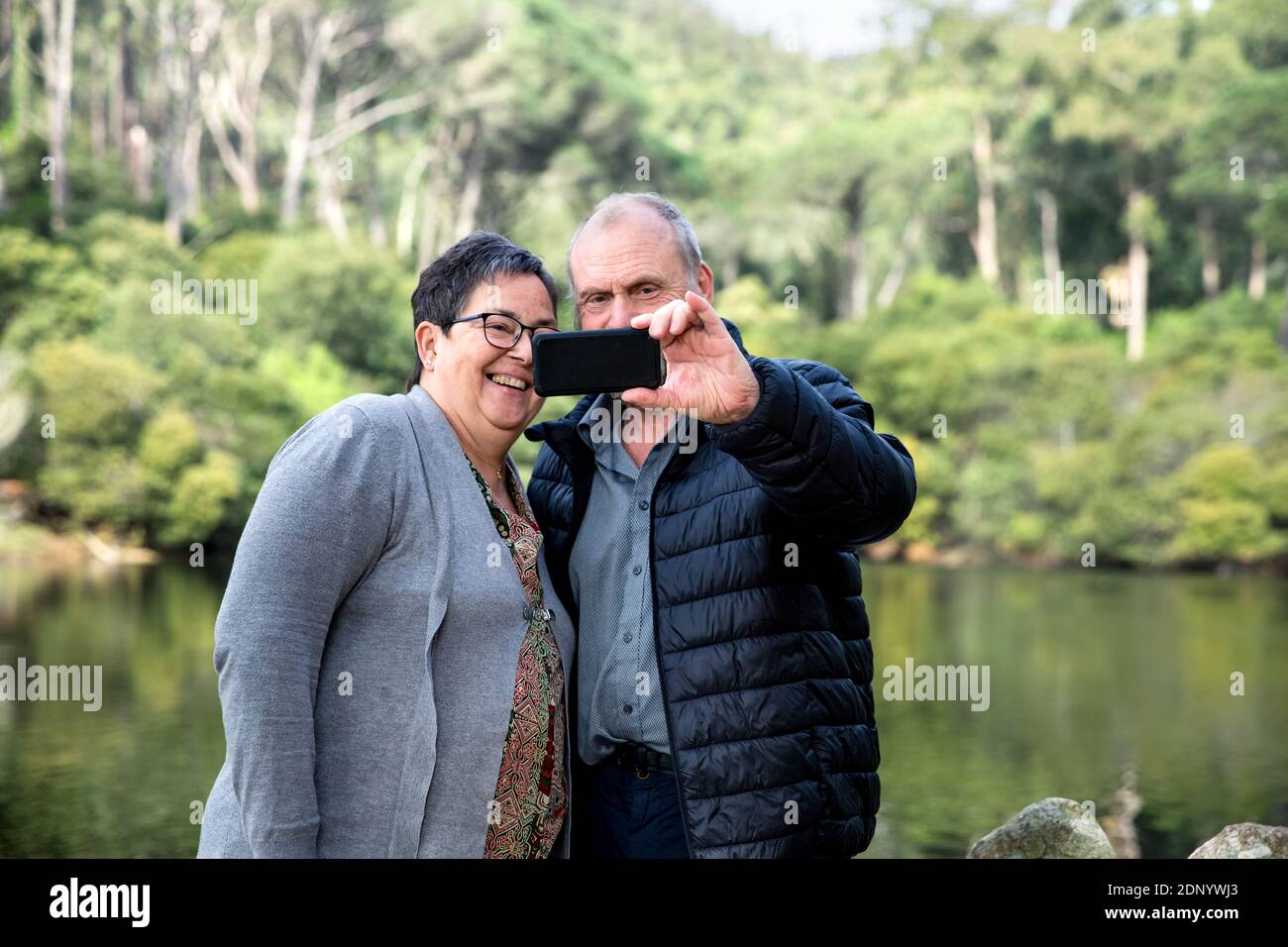Lächelnde paar nehmen selfie Stockfoto