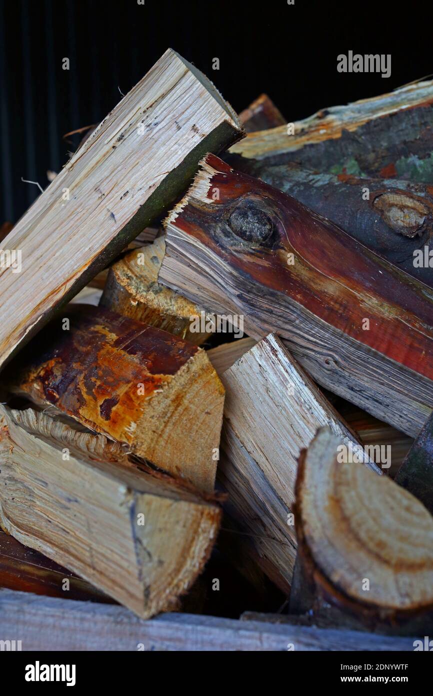 Holzkohlenbrenner durchlaufen einen arbeitsintensiven Prozess, um die Klumpen der Holzkohle zu machen.Merworth Wälder in kent, Großbritannien. Stockfoto