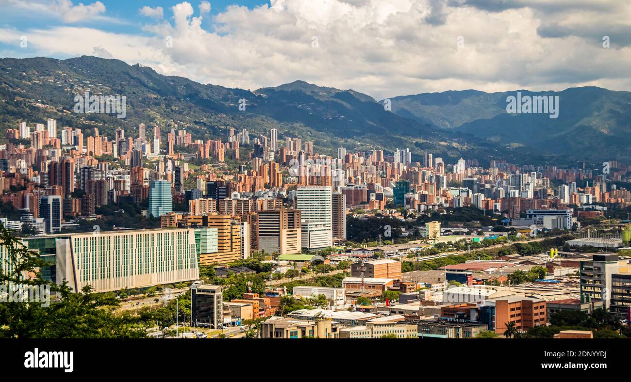 Panorama-Luftaufnahme des Valle de Aburrá, wo sich eine der wichtigsten Städte Kolumbiens befindet, Medellin, immer im Frühling Stockfoto
