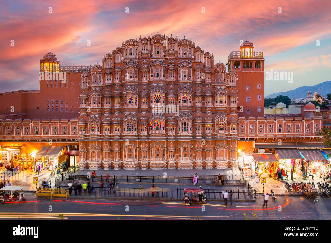 Atemberaubende Aussicht auf die Hawa Mahal bei Sonnenuntergang mit verschwommenen Menschen zu Fuß während der Covid-19 Outbreak.The Hawa Mahal ist ein Palast in Jaipur, Indien. Stockfoto