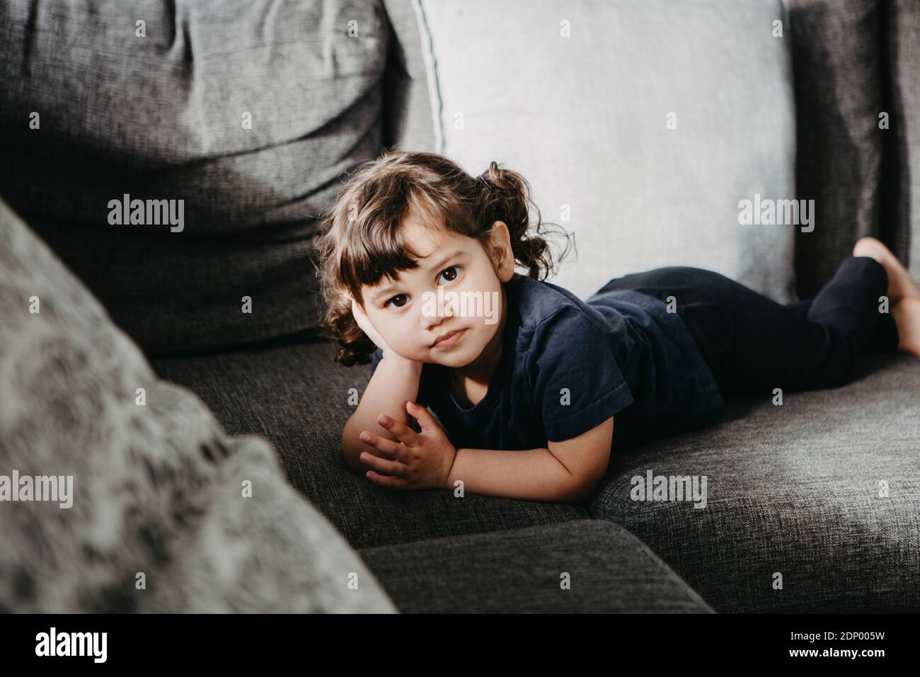 Mädchen auf dem Sofa liegend Stockfoto