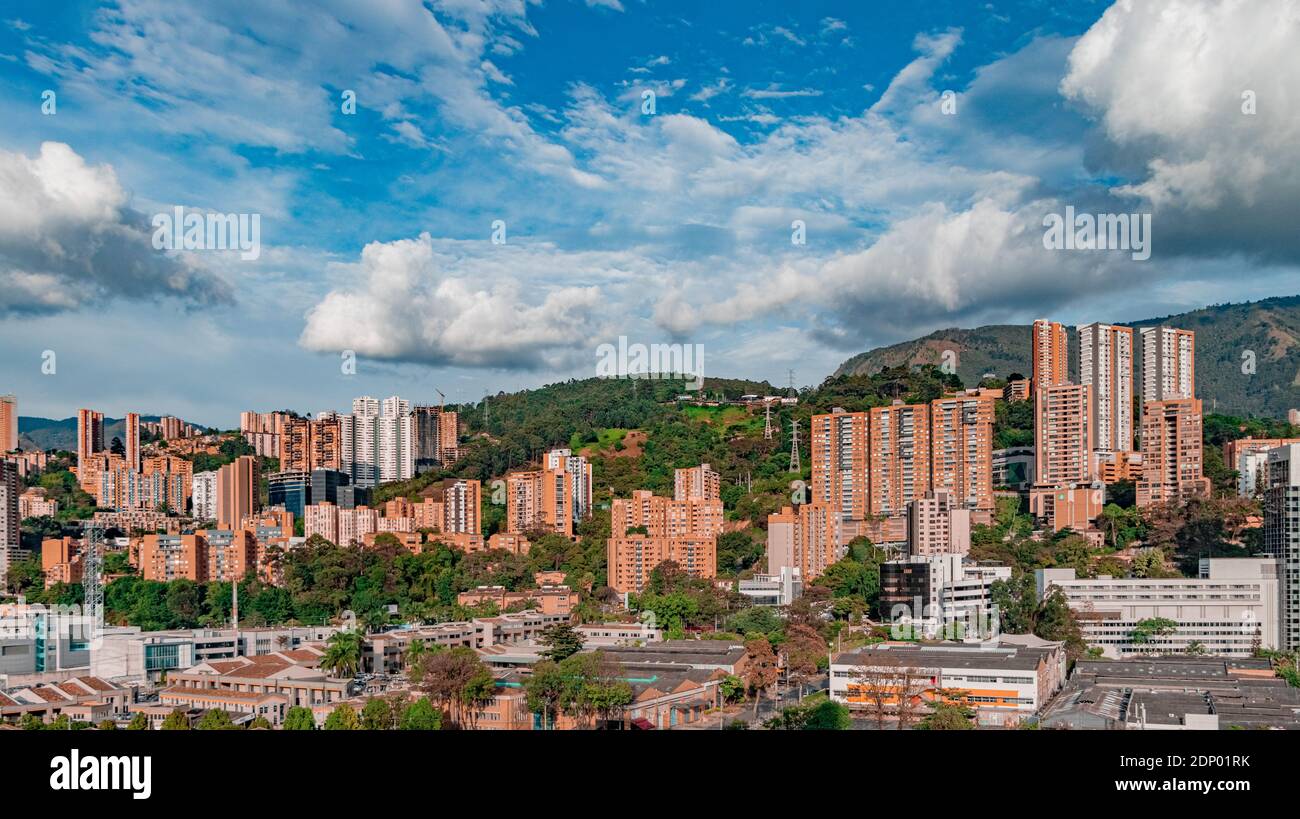 Panorama-Luftaufnahme des Valle de Aburrá, wo sich eine der wichtigsten Städte Kolumbiens befindet, Medellin, immer im Frühling Stockfoto
