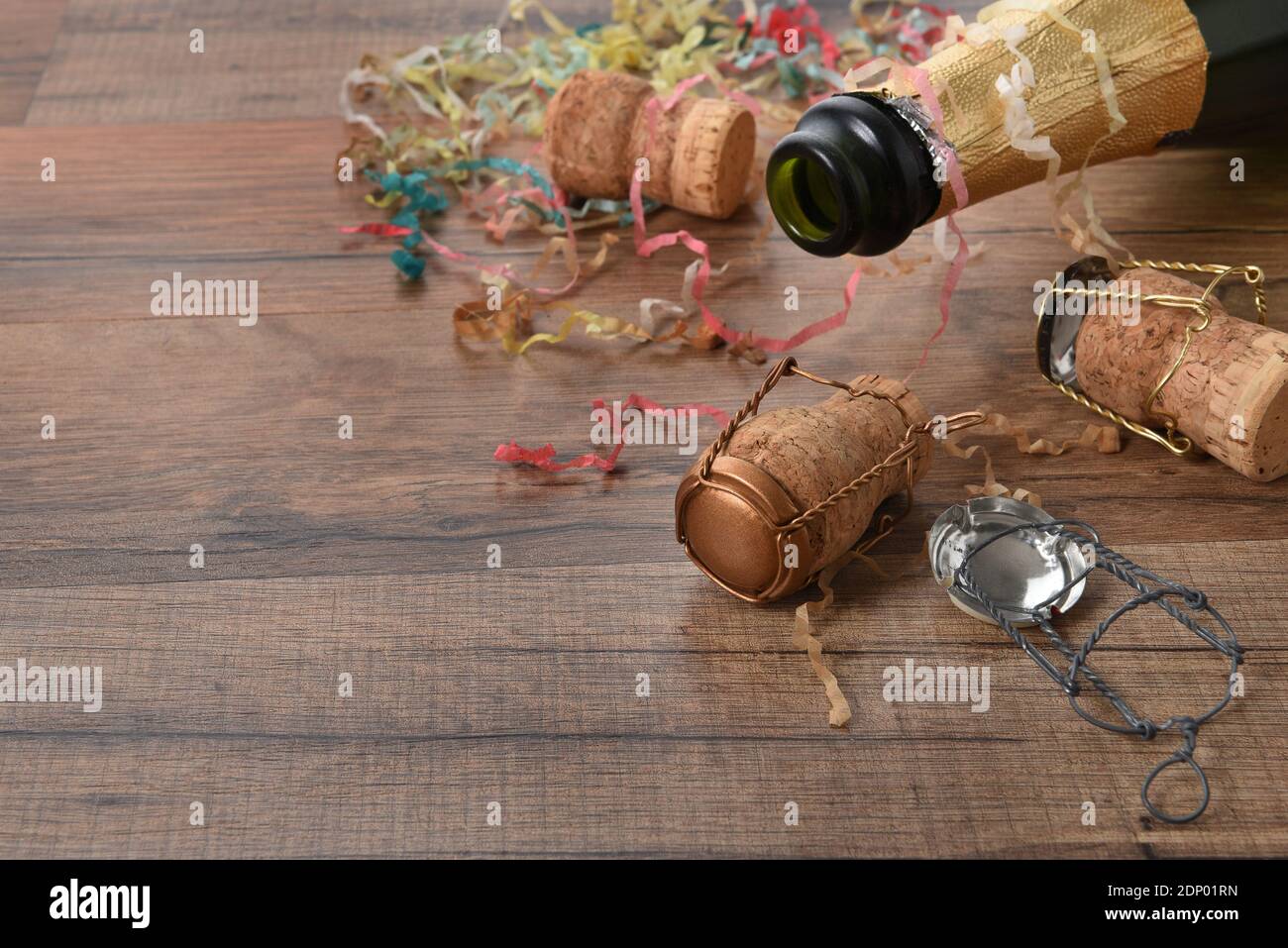 Champagner-Flasche Konfetti und Streamer mit Korken strewm auf dem Boden, die nach einer Party. Stockfoto