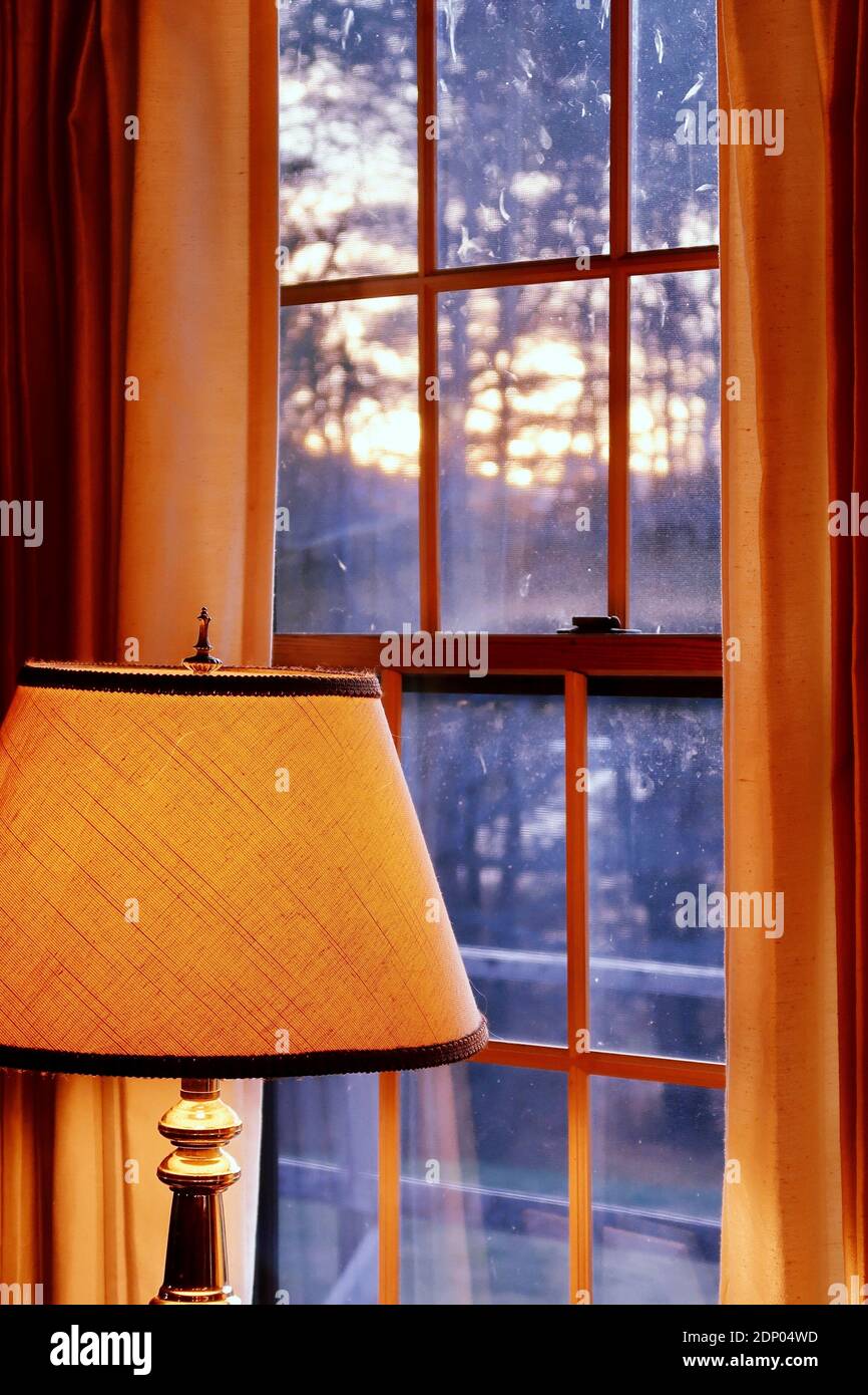 Lampe Im Fenster Stockfotografie - Alamy